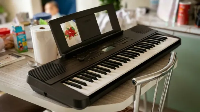 Teclado Yamaha PSR-E360DW 61 Teclas Com Fonte + Apoio de Partitura