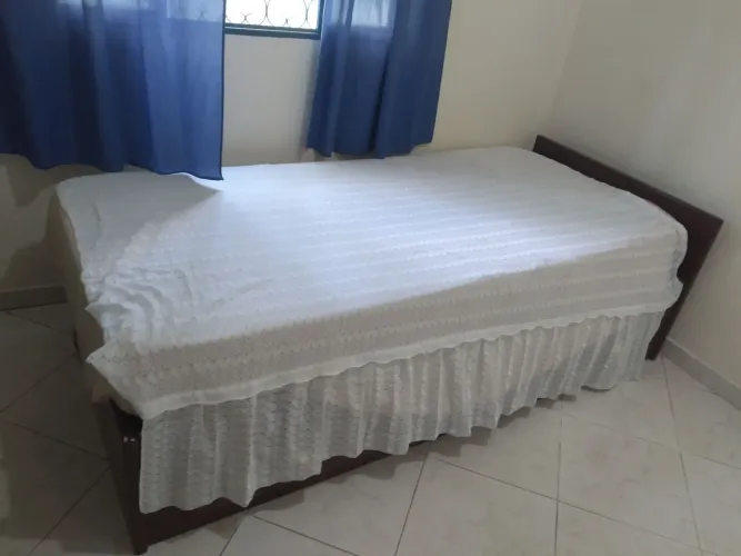 Cama de madeira maciça