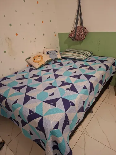 Guarda- roupa, cômoda e cama 