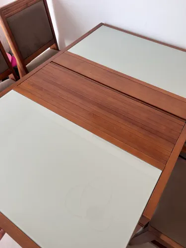 Mesa de jantar extensível com 4 cadeiras de madeira