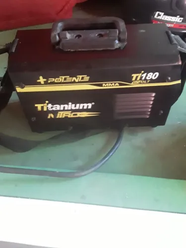 Vemdo makina de souda semi nova nao estou usamdo otima pra soudar bi faze 110.220vts