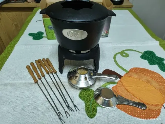 conjunto para preparar fondue, de ferro fundido, com espiriteira a álcool