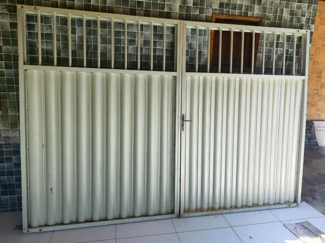 Vendo 2 portões, cada um com 1,50x2,10m