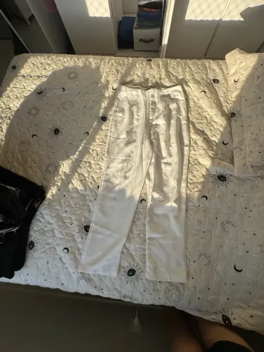 Calça branca estilo alfaiataria 