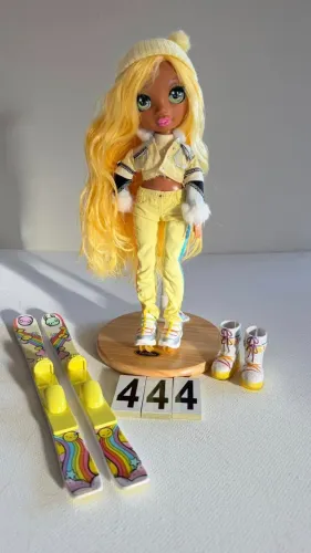 RAINBOW HIGH DOLL SUNNY MADISON WINTER BREAK COM OS ACESSORIOS DAS FOTOS , SEM SUPORTE