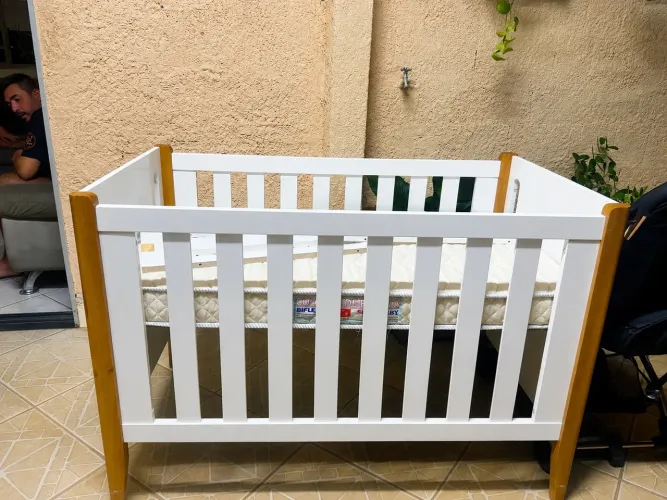 Berço Americano Branco com Detalhes em Madeira - Excelente Estado