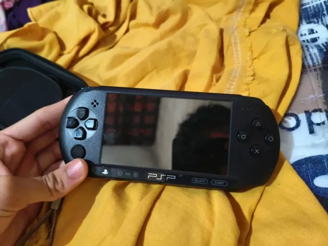 PSP STREET em ótimo estado com cartão sd original com vários jogos e case usada.