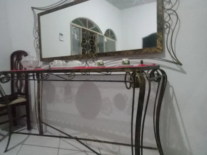 Vendo esta mesa com o espelho  em boas condições 