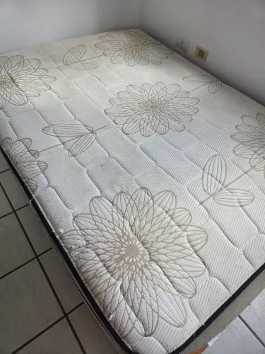 Colchão de casal com base de madeira