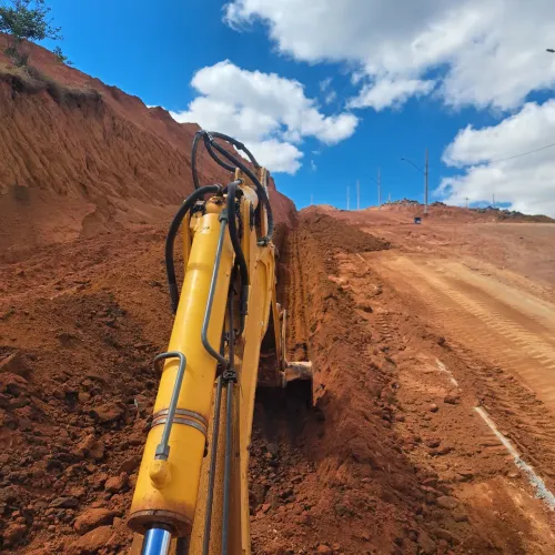 Serviços com maquina e caminhão