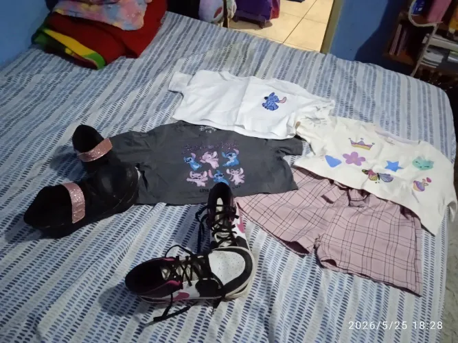Lote com 35 peças infantil menina roupas e calçados