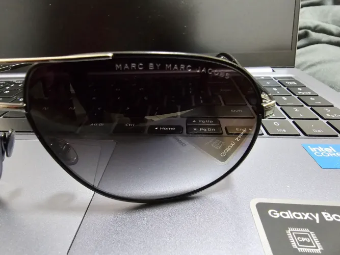 Óculos Marc Jacobs original em ótimo estado.