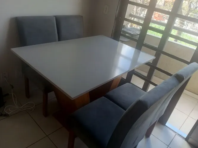 Mesa com 4 cadeiras - cinza chumbo