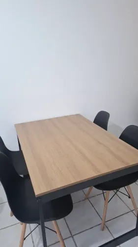 Vendo: Mesa de jantar com 4 cadeiras