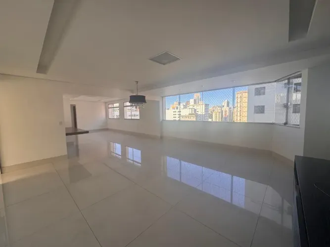 Apartamento para aluguel possui 214 metros quadrados com 4 quartos