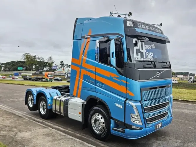 Volvo FH 460 6x2 Globetrotter Ano 2024 Baixo km suspensão Mola Geladeira Multimídia grande