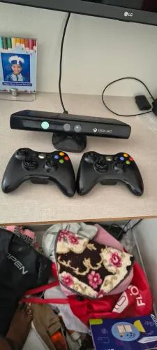 Vídeo game Xbox 360 completo com 2 controles, Kinect e 66 jogos