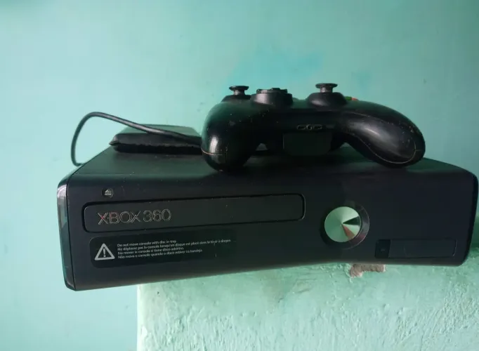Vendo X-box 360 bloqueado com Kinect e 4 controles e diversos jogos