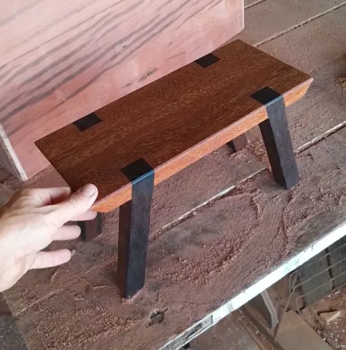 Banquinho autoral madeira maciça