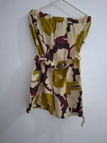 Vestido tomara que caia com cinto da cor do tecido