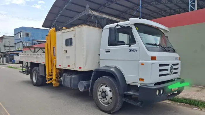 Vende se caminhão munck com casinha suplementar