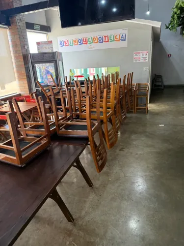 Mesa com 4 cadeiras restaurante
