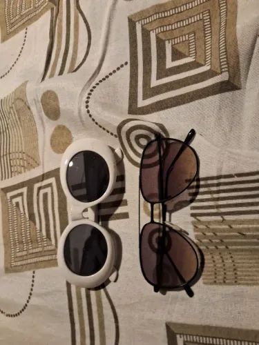 2 óculos original um feminino outro masculino