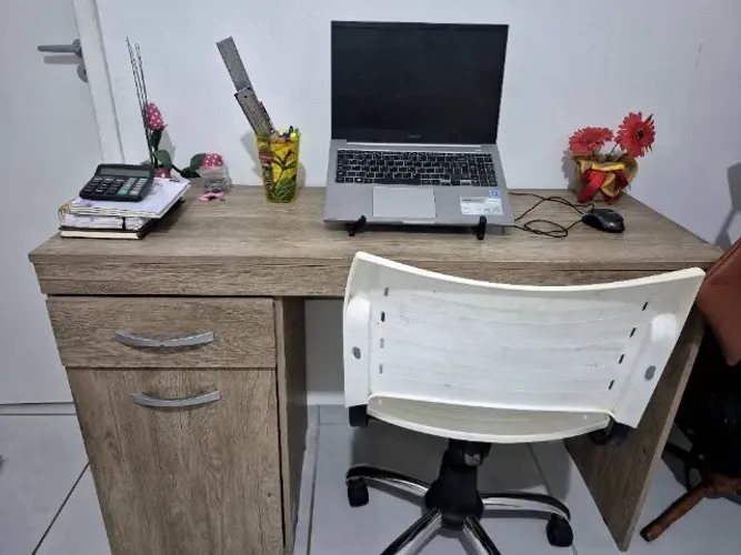 Mesa de estudo com cadeira