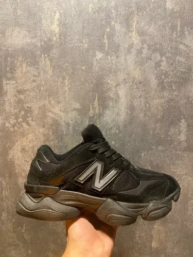 New Balance 9060 "Triple Black" (Tam. 41 BR / 8.5 US / 42 EUR)
