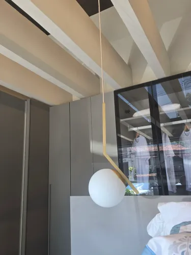 Arandela pendente base dourada fio revestido em corda