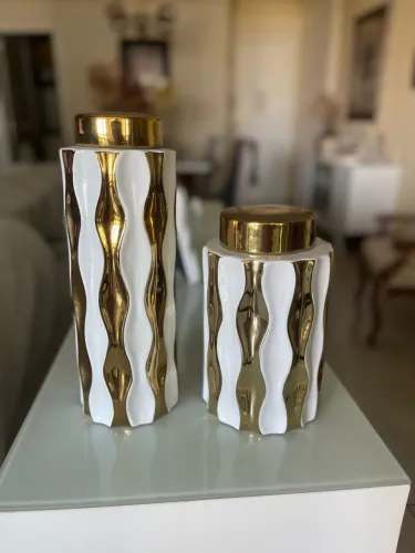Vasos em lousa branco com detalhe dourado