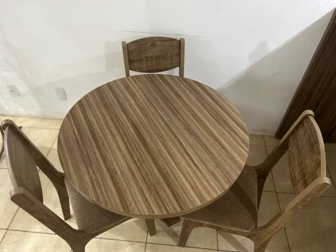 Mesa e cadeiras