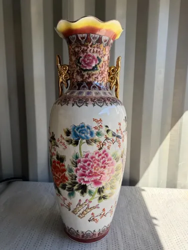 Vaso decorativo de porcelana chinesa com alças douradas e pintura floral detalhada.