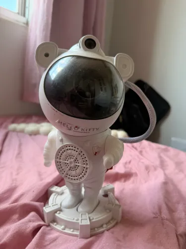 projetor de galáxia e caixa de som Bluetooth em formato de astronauta