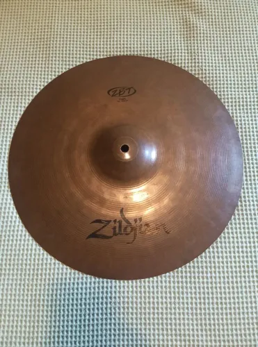 ## Prato de bateria Zildjian ZBT Crash 16, liga de bronze B8, excelentes condições!!