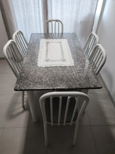 Mesa de Jantar 1,40x0,80m, 6 Cadeiras Retangular Aço Pintura Branca, Tampo Granito Cinza