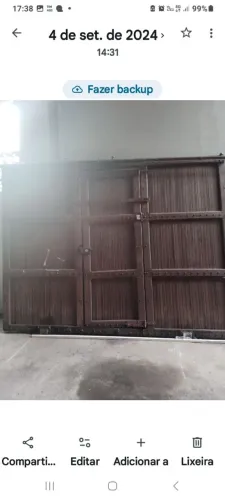 Portão de madeira de garagem com o social