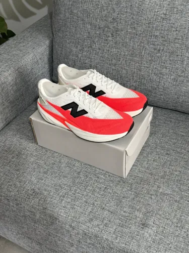 Tênis New Balance FuelCell Rebel V5 Cor: Branco com Vermelho/Coral Masculino Importado