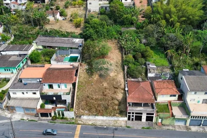 Terreno à venda na Vila Suíssa Santista em Ribeirão Pires, SP