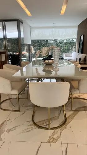 Mesa de Jantar Premium em Vidro + 6 Poltronas em Linho com Acabamento Dourado