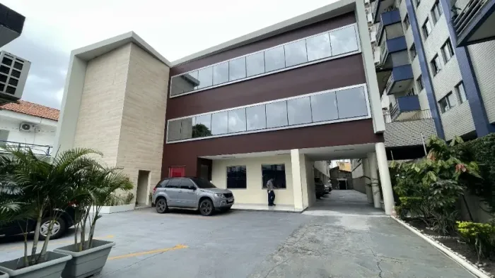 Saráty Vende impecavel pédio multifuncional, para vários fins comercias.