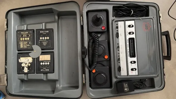 Video Game Maleta Dactar Atari 007 4 Jogos Fonte Joysticks (Usado) Leia o anúncio