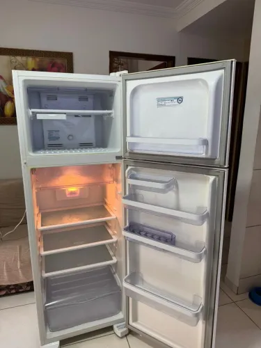Geladeira seminova Eletrolux 310 l