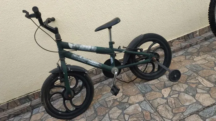 Bicicleta infantil com rodinhas do Hulk.