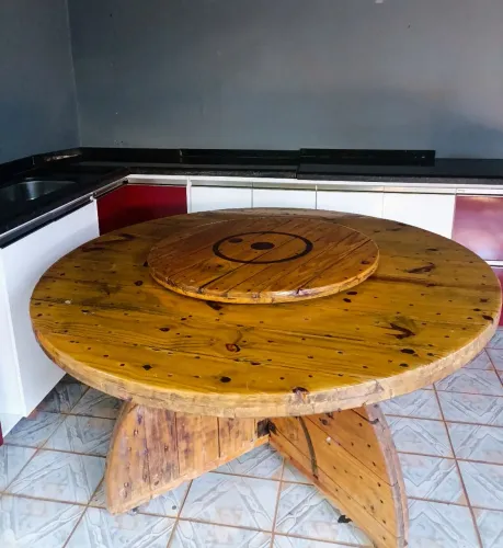 Mesa com centro giratório