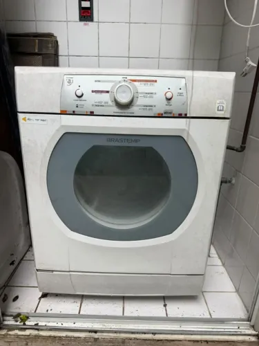 Secadora de roupas Brastemp ? necessita conserto Secadora de roupas branca, marca Brastemp