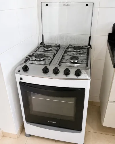 Fogão quatro bocas seminovo excelente estado
