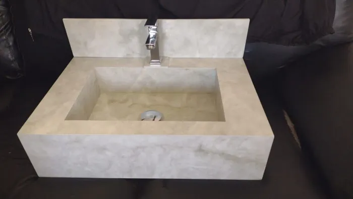 Lavatório esculpido em porcelanato artesanal.