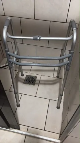 Cadeira de roda de banho e andador