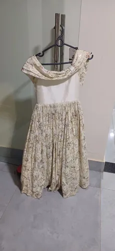 Vestido infantil de festa veste de 06 a 08 anos, valor de compra 250, valor de venda 50.